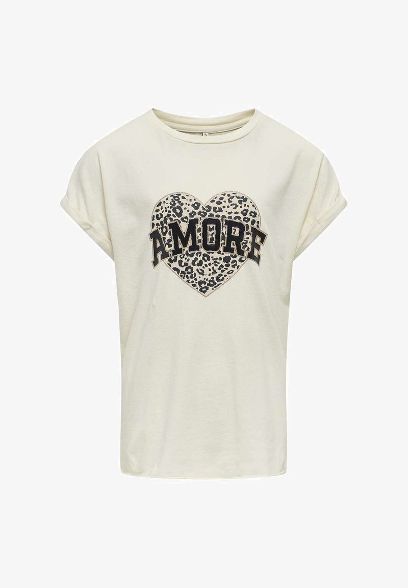 Camiseta de manga corta color crema con un diseño de corazón de estampado de leopardo y la palabra "AMORE" en letras negritas negras. Textura de tela suave.