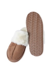 Chaussons en daim marron avec un revers en fausse fourrure blanche. La semelle texturée présente un motif ondulé pour une meilleure adhérence. Le design est de type enfiler.