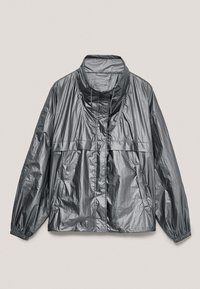 Graue metallische Windjacke mit hohem Kragen, elastischen Bündchen, frontalen Taschen und einem verdeckten Reißverschluss sowie Druckknöpfen auf der Vorderseite.