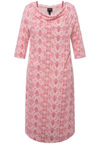 Šaty s kapucí ve světle růžové tkanině s propracovaným červeným květinovým vzorem, tříčtvrteční rukávy, ke kolenům, hladká textura.