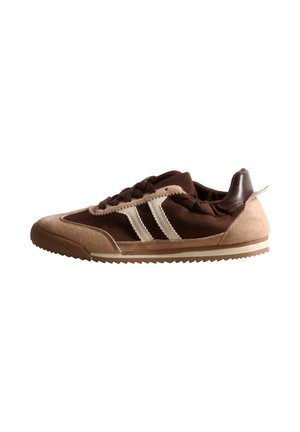 Basket à lacets marron et beige, avec des bandes latérales crème, des empiècements en daim et une semelle rainurée, présenté de profil sur fond blanc.