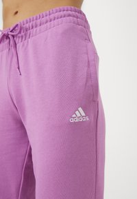 adidas Sportswear ESSENTIALS LINEAR CUFFED - Tréningruha alsók - preloved purple