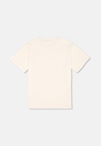 Camiseta de manga corta y cuello redondo en algodón color blanco roto, con textura suave, costuras mínimas y un diseño limpio y simple sin adornos.
