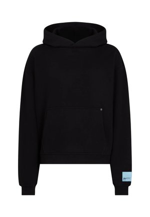 Sweat à capuche noir avec poche kangourou devant et étiquette de marque bleu clair sur le poignet gauche.