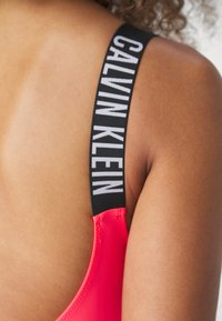 Calvin Klein Swimwear SCOOP BACK ONE PIECE - Maillot de bain - signal red