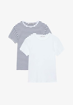 Deux t-shirts à manches courtes et col rond, l'un uni blanc à l'avant, l'autre blanc à rayures horizontales noires à l'arrière.