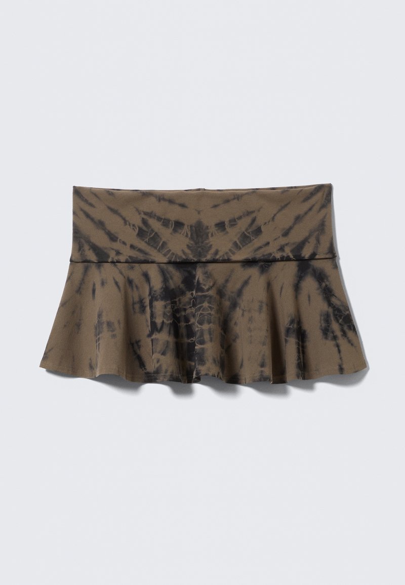 Jupe courte évasée tie-dye marron et noire avec une large ceinture, présentée à plat sur un fond clair.