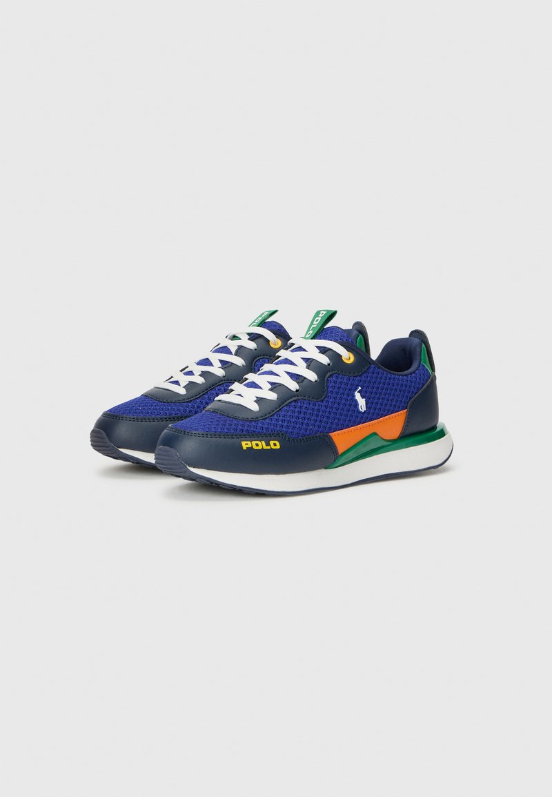 Baskets en maille bleue avec des accents en cuir marine, des lacets blancs, des détails orange et vert, et une semelle intermédiaire blanche. Présente un logo sur le côté.