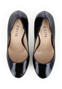 Pumps in vernice nera con punta rotonda, caratterizzati da una texture liscia e lucida e una soletta beige con la scritta "EVITA".