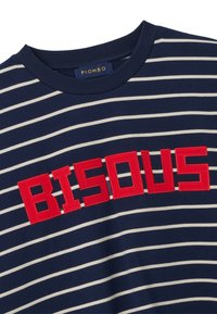 Marine gestreepte katoenen T-shirt met gedurfde rode geborduurde "BISOUS" tekst over de borst en een ronde hals. Zachte textuur.
