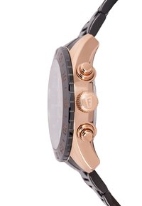 Montre pour hommes avec un boîtier noir rond, des accents en or rose, des boutons de chronographe et un bracelet noir à texture.