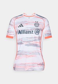 Maglietta da calcio bianca con motivi astratti in rosa e grigio, presenta maniche corte, collo rotondo e logo Adidas. Il marchio "Allianz" è ben visibile.