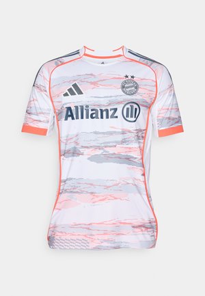 Tricou de fotbal alb cu modele abstracte în nuanțe de roz și gri, cu mâneci scurte, decolteu rotund și logo-ul Adidas. Brandul "Allianz" este proeminent.