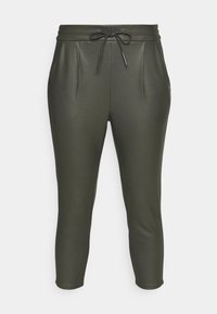 Jogging en olive en tissu lisse, avec une ceinture à cordon de serrage, des détails plissés sur le devant et des jambes fuselées.