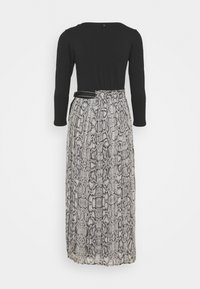Lang kjole med en tætsiddende sort overdel og et flydende nederdel i slangeskindsprint i nuancer af grå og beige, med et bælte som accent i taljen.