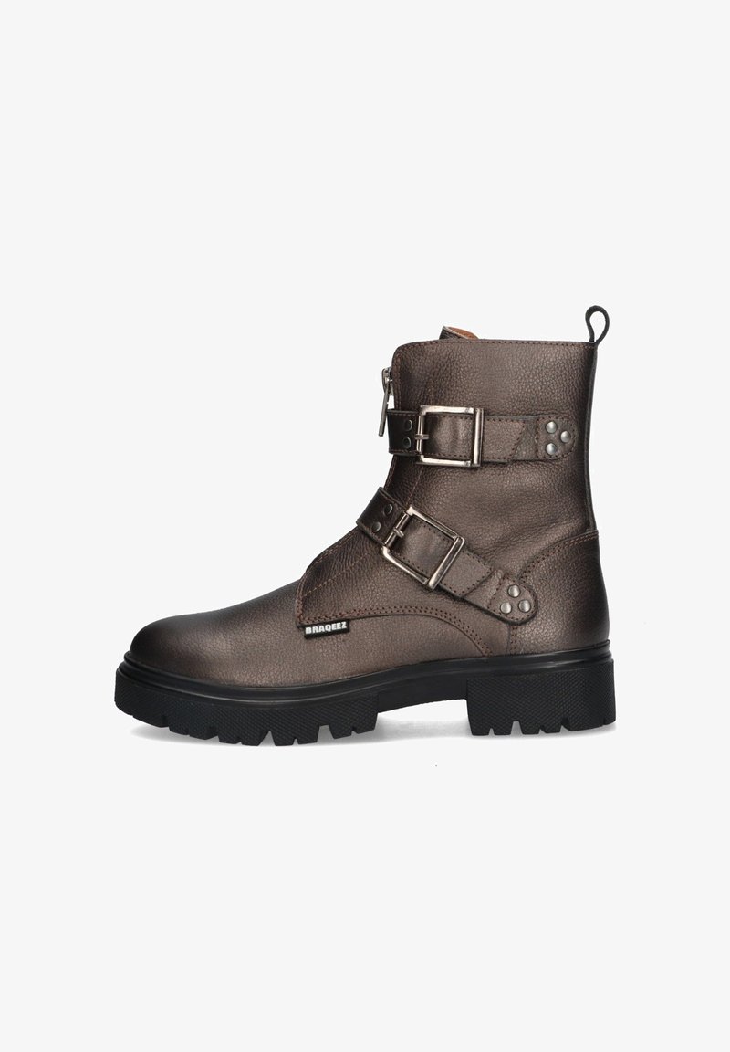 Braune Leder-Stiefelette mit silbernen Schnallen, seitlichem Reißverschluss, strukturiertem Obermaterial und schwarzer Gummisohle mit Profil. Markenlogo sichtbar.