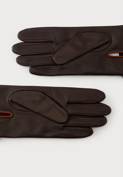 Paire de gants en cuir brun foncé, posés à plat avec les détails du pouce et des doigts visibles sur un fond clair.