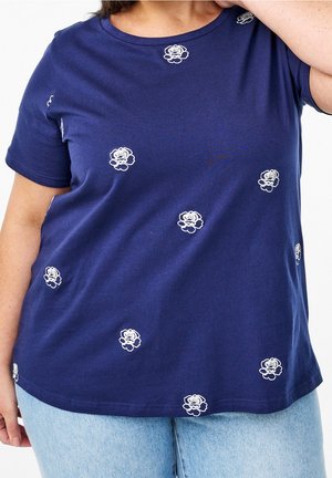 Granatowy bawełniany t-shirt z krótkimi rękawami, ozdobiony białymi haftowanymi kwiatowymi wzorami równomiernie rozmieszczonymi na przodzie.