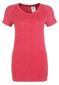 T-shirt de course rouge à manches courtes Adidas avec un motif texturé sur le haut devant et un petit logo près de l'ourlet inférieur.