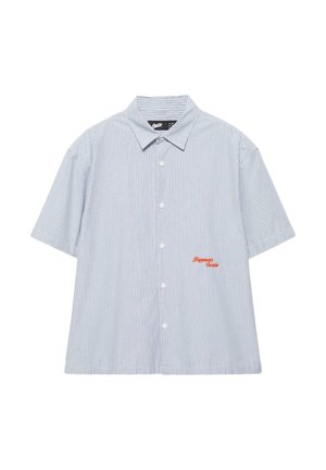 Chemise bleu clair à manches courtes avec boutons, rayures verticales blanches et petit texte orange « Happiness Inside » sur le bas à droite devant.