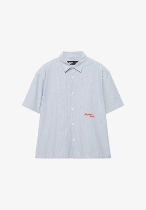 Vaaleansininen lyhythihainen kauluspaita, jossa on valkoisia pystysuoria raitoja ja pieni oranssi "Happiness Inside" -teksti alareunan oikealla puolella.