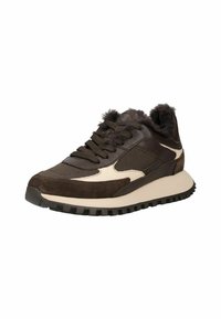 Brune sneakers med en særligt designet overdel i ruskind og mesh, crème detaljer, tekstureret tunge og en kraftig sort gummisål med riller.