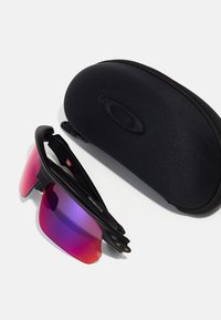 Ochelari de soare sport negri cu lentile gradient roz și violet, design ușor, însoțiți de o carcasă de protecție neagră.
