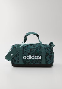 Teal treningsbag med svart leopardmønster, med doble topphåndtak, justerbar skulderrem, frontlomme med glidelås og hvit Adidas-logo.
