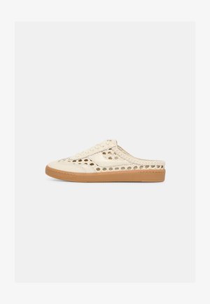 Bež tenisica na navlačenje s tkanim mrežastim uzorkom i potplatom od gumenog materijala boje gume, s vezicama sprijeda i zatvorenim vrhom.