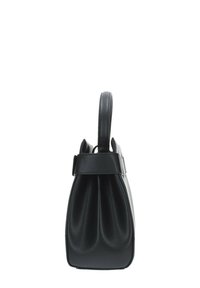 Borsa a mano in pelle nera con un design strutturato e plissettato e una maniglia superiore. Presenta una texture liscia e una base rettangolare.