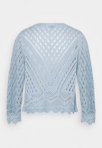 Jasnoniebieski dziergany sweter rozpinany z ażurowym wzorem, z falistym dołem i długimi rękawami, podkreślający wzorzysty fakturę.