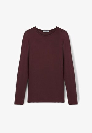 Top de manga larga acanalado en burdeos oscuro, con cuello redondo y silueta ajustada. Confeccionado en una suave tela con una sutil textura.