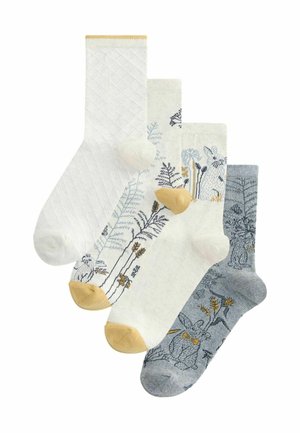 Quattro paia di calzini fino al polpaccio in bianco e grigio con motivi ispirati alla natura, inclusi conigli e piante, alcuni con talloni e polsini gialli a contrasto.