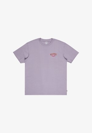 Lavendel katoenen t-shirt met korte mouwen, ronde hals en een grafisch ontwerp op de borst met een krab en de merknaam in rood en roze.