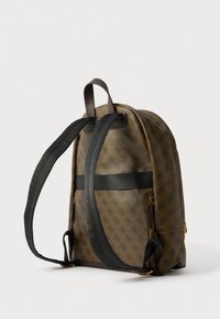 Mochila marrón con patrón y correas de hombro negras ajustables, además de un asa superior, vista desde atrás sobre un fondo blanco.