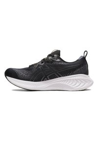 Scarpa sportiva nera con parte superiore in mesh testurizzato, suola bianca imbottita e sistema di allacciatura; presenta un design nero e grigio con accenti del logo.