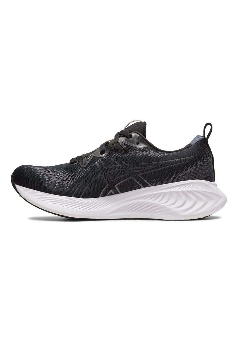 Scarpa sportiva nera con parte superiore in mesh testurizzato, suola bianca imbottita e sistema di allacciatura; presenta un design nero e grigio con accenti del logo.