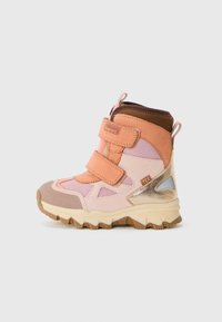 Rosa und orange wasserdichte Stiefel mit zwei Klettverschlüssen, strukturiertem Stoff, bronzefarbenen Akzenten und einer robusten, sandfarbenen Gummisohle.