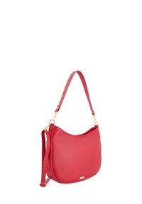 Sac à épaule en cuir rouge avec une texture granuleuse, forme arrondie, bandoulière réglable et accents en métal doré. Présente un design minimaliste.