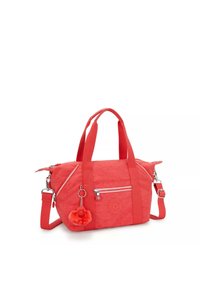 Bolso de mano color rojo coral con material de nailon, asas superiores dobles, correa de hombro desmontable, cierres de cremallera, bolsillos laterales y un colgante de peluche como acento.