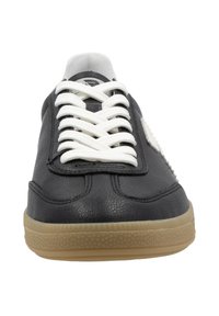Sneaker in pelle nera con lacci bianchi, punta rotonda e suola in gomma naturale. Presenta una superficie texturizzata e un marchio discreto sul lato.