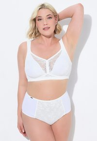 Witte kanten bralette met een V-vormig doorschijnend paneel, brede bandjes en bijpassende hoge taille slipjes met kanten accenten. Over het geheel een gladde textuur.