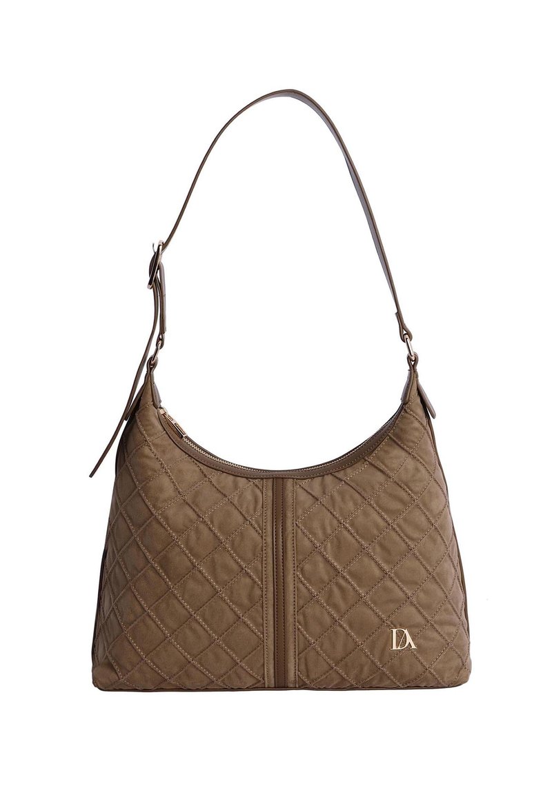 Bolso marrón acolchado con acabado liso. Cuenta con una única correa para el hombro y un detalle de logo dorado. Cierre de cremallera en la parte superior.