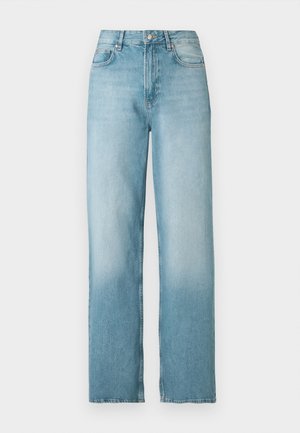 Svetlo modre kavbojke z visokim pasom in ravnimi hlačnicami, z gumbi in zadrgo spredaj, sprednjimi in zadnjimi žepi, prikazane na belem ozadju.