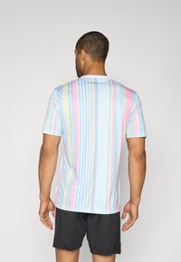 Sportliches Kurzarmshirt mit vertikalen Streifen in Pastellfarben (Blau, Rosa, Gelb), aus leichtem Material, mit rundem Ausschnitt.