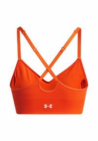 Oranje sportbeha met een geribbelde textuur, verstelbare criss-cross schouderbanden en een ronde uitsnijding aan de achterkant. Under Armour-logo in het wit.
