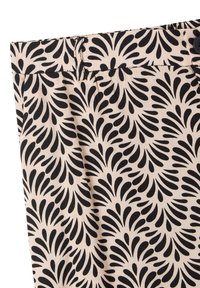 Tessuto a motivi neri e beige con un design simile a foglie, dalla superficie liscia, con una vita e un dettaglio a bottone nella parte superiore.