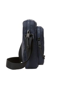 Borsa a spalla blu navy con texture trapuntata, due scomparti con zip e una tracolla in tessuto nero per un trasporto facile. Materiale in nylon durevole.