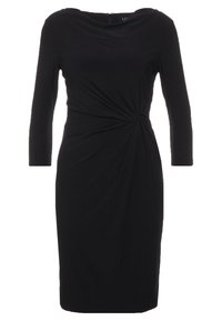 Czarna sukienka do kolan z rękawami do trzech czwartek oraz detalem marszczenia po bokach, tworzącym skręcony efekt w talii.