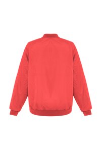 Röd bomberjacka med ribbad krage, ärmar och mudd. Tillverkad av ett slätt, lätt material, har en minimalistisk design utan synlig hårdvara.